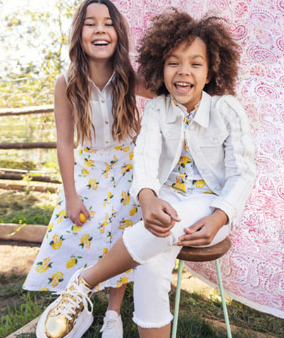 La ropa de niños también puede ser a la moda en Guess, looks blancos de niños perfectos