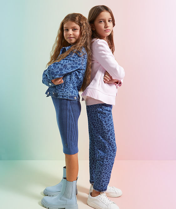 La ropa de niños también puede ser a la moda en Guess, looks blancos de niños perfectos